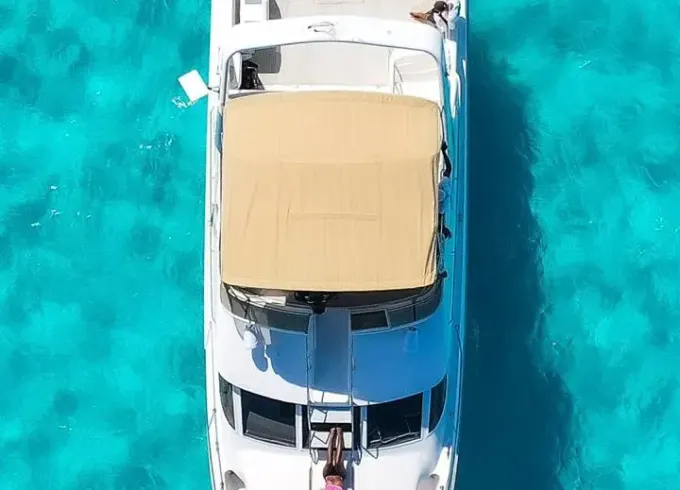 Experience Cancun on our Sea Ray Flybridge 50 Pies Motor Yacht!