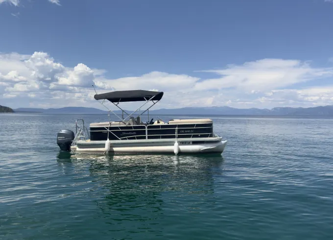 25ft Starcraft Tritoon Pontoon Rental for 12 Guests in South Lake Tahoe