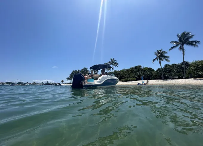Experience the Fort Lauderdale Finest with Sea Ray 250 SDX Outboard Bowrider