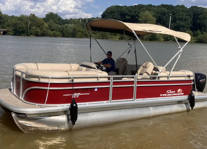 2024 24ft Suntracker Party Barge Pontoon on Lake Wylie