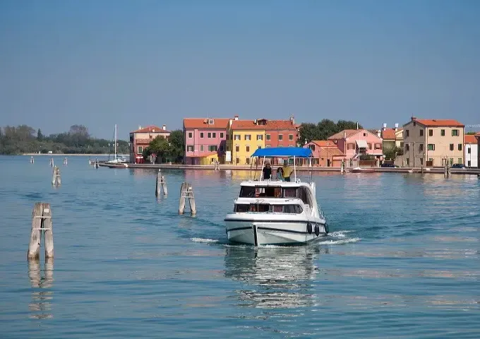 Minuetto 6 - Canal Boat Rental in Venice Italy. No licence required