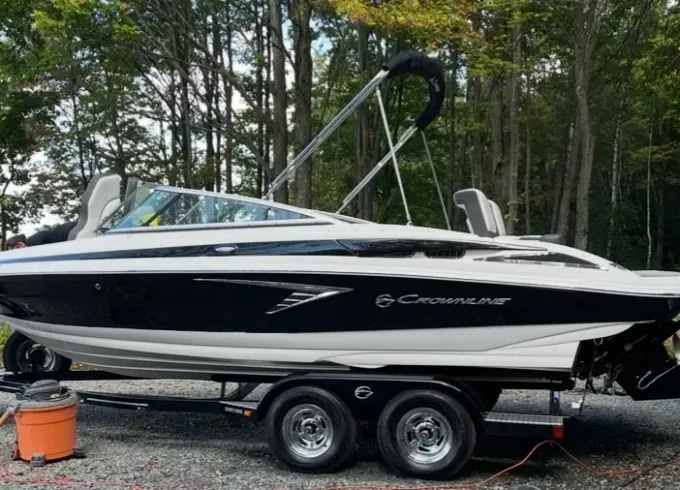 2022 Crownline Up To 9 Guests!