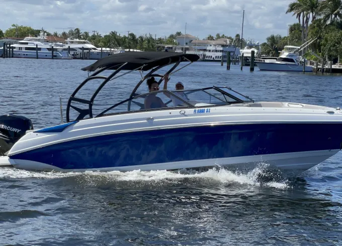 Fast powerful Rinker Q5 11 people 350 HP in Ft. Lauderdale