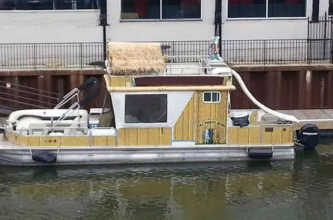 Polynesian Party Boat for up to 6 people, Captain and Beverage Credit included