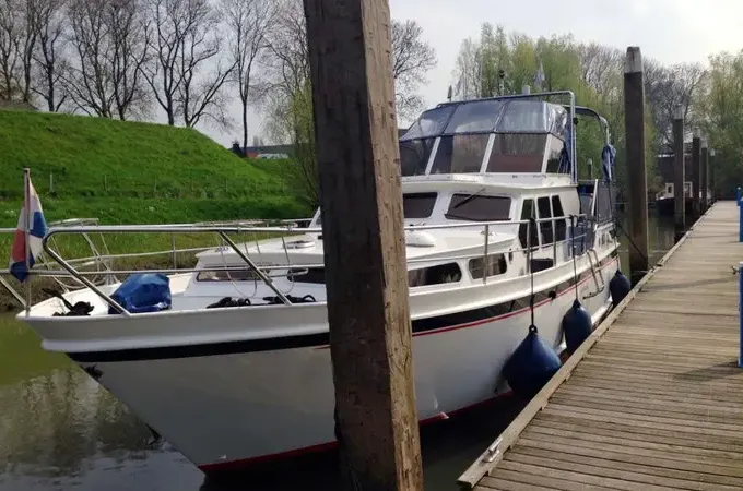 Rent 39' Motor Yacht In Heukelum