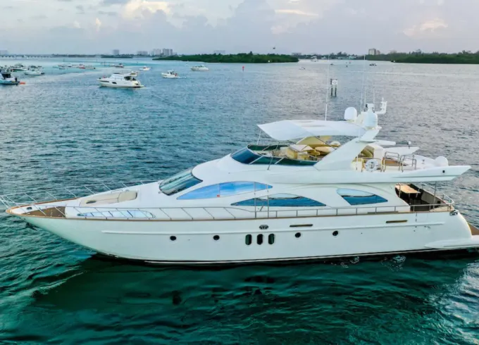 90’ Azimut Flybridge Motor Yacht for corporate events