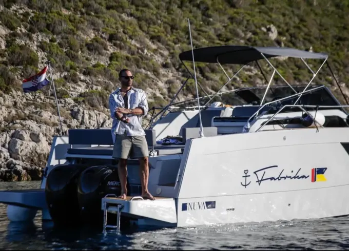 Nuva M9 Motorboat with 300hp – Cruise Komiža in Style