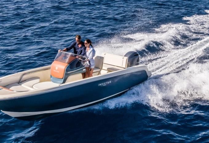 Hire Invictus FX 200 Powerboat in Cala D'or, Illes Balears