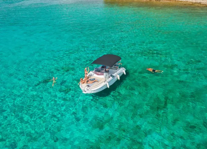 Cruise on Beneteau 6.6 Sundeck with Mercury 200HP