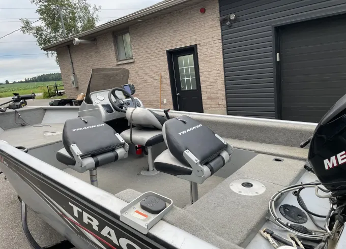 16ft Tracker Bass Boat for rent