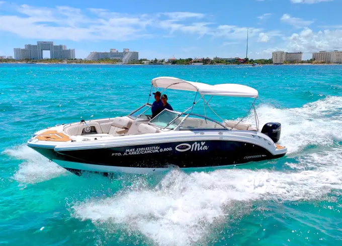 Luxury Boat Chaparral 27ft in Cancún