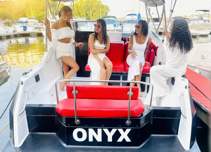 23' intimate boat for 6 Guests