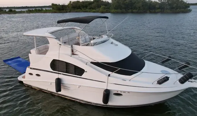 40' Silverton Yacht (Kitchen, Living Area, Bathroom, AC/Heat (20-person max)