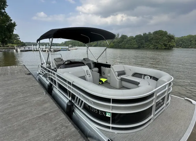 Luxury 23' Bennington Pontoon | Perfect for Groups & Lake Days