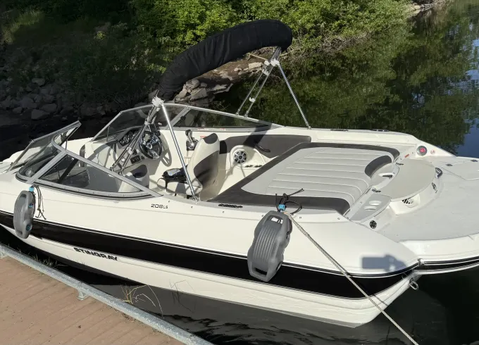 Versatile 2018 Stringray LS208 Deck Boat
