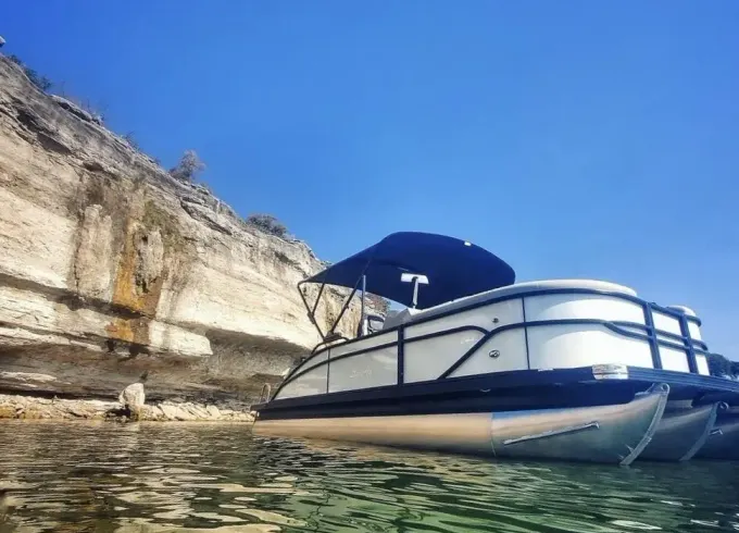 2023 Barletta Cabrio with ultra lounge for rent on Lake Travis/Lago Vista