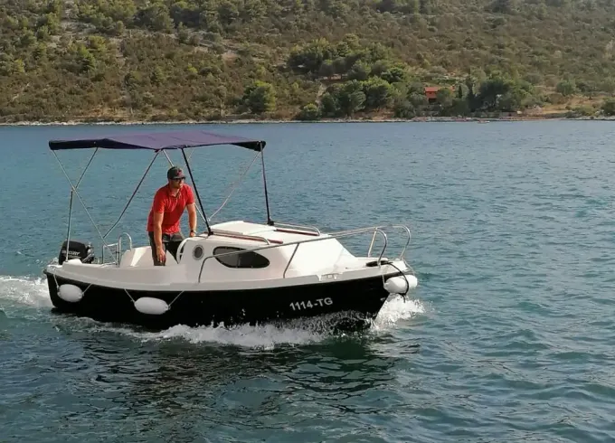 Rent a License Free MSport 500 Powerboat in Vinišće