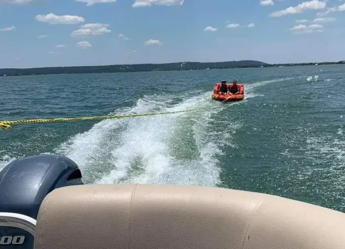 Fun reliable Suncatcher boat with plenty of power!!