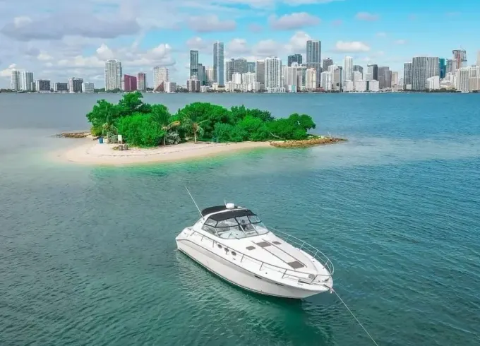 Cruiser Yacht 46ft Available for up to 12 peoples in Miami, Florida