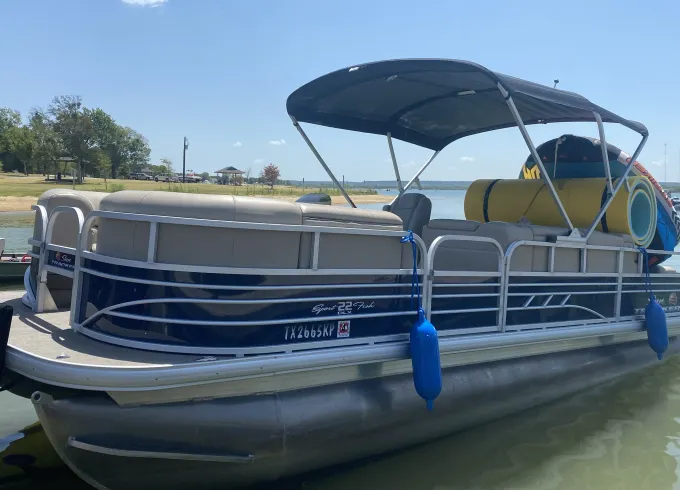 24ft SunTracker Party/Fishing Pontoon at Joe Pool Lake, Texas