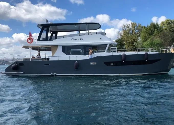Luxury Electric Motor Yacht Experience in Istanbul - Explore Iconic Landmarks
