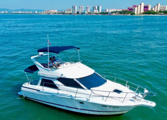 Lovely Bayliner 32 Motor Yacht for Charter in Puerto Vallarta, Mexico