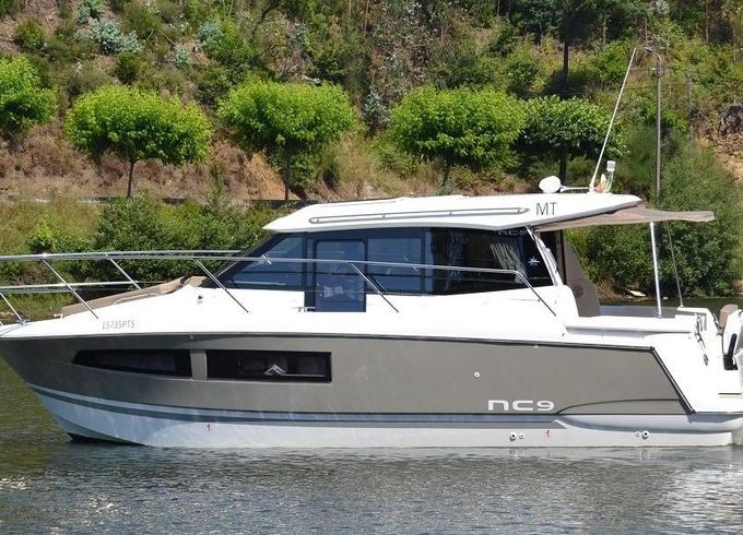 4 Hours Cruise aboard the VZ 65 Motor Yacht in Porto, Portugal