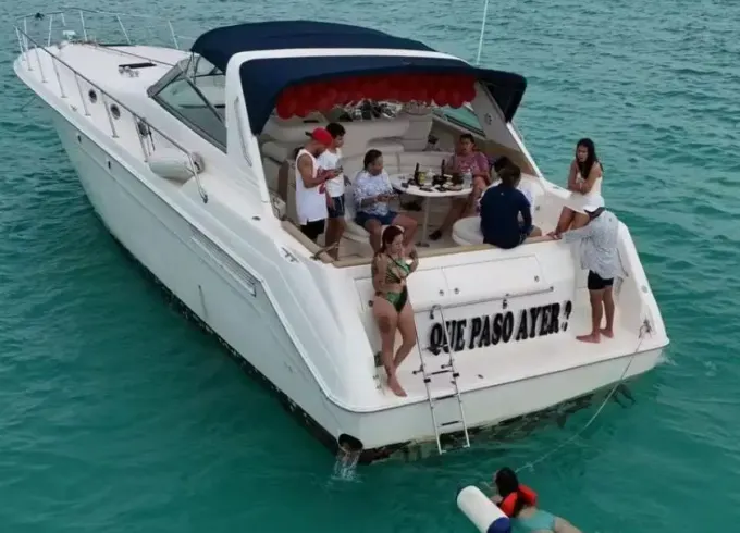 55ft Sea Ray Sundancer Motor Yacht in Cancún - up to 17 people capacity