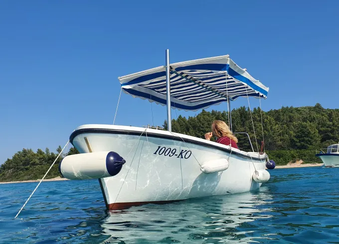 17ft Powerboat Rental with 5hp - License Required