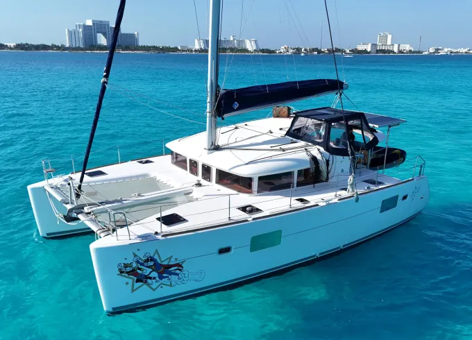 42ft Luxury Catamaran Private Charter / Capacity 40 people