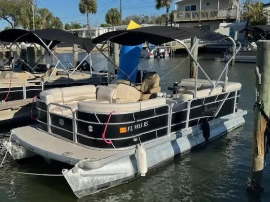 Boat fun in the sun with Sweetwater 2086 Cruise Pontoon