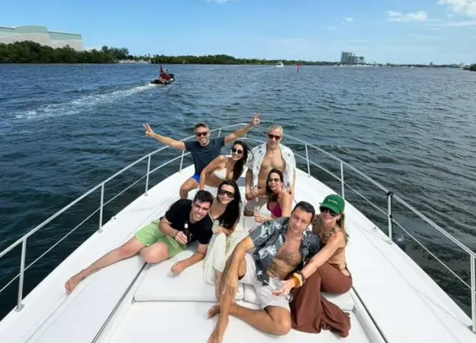 54’ Sea Ray Sundancer | Private Luxury Yacht Experience in Miami