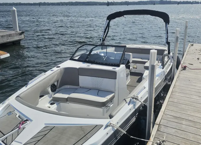 Lake Minnetonka Luxury Sport Deck Boat for 14 people