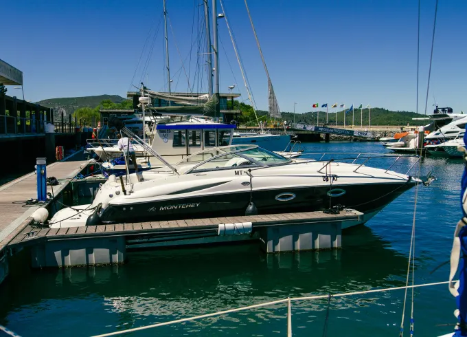 Monterey 250 CR - Motorboat Rental