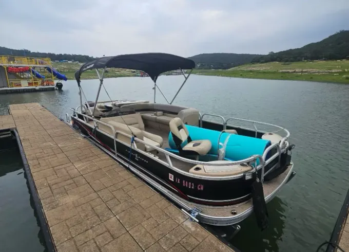 12 Guest 22' Sun Tracker Pontoon for rent on Lake Travis $150/hr