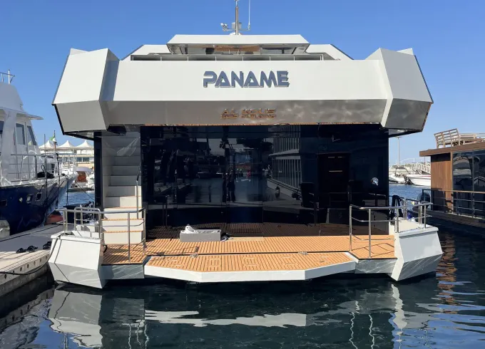 Exclusive Luxury Houseboat Experience