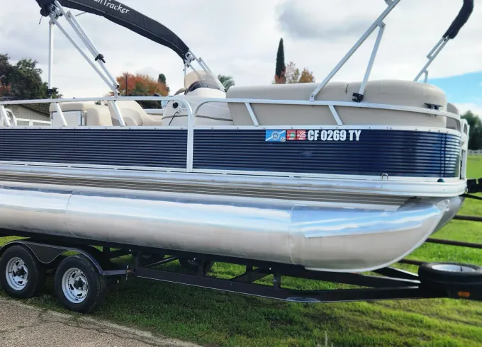 Pontoon Boat 21ft Sun Tracker for 11 passengers on Bass Lake