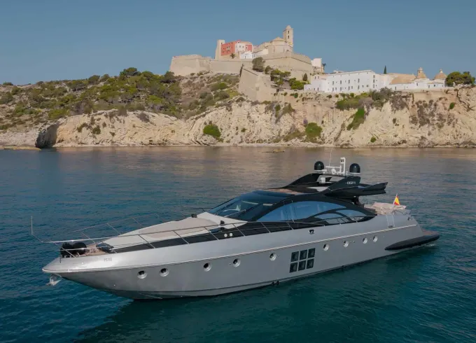 86’ Azimut Motor Yacht in Eivissa, Illes Balears for 12 Guests
