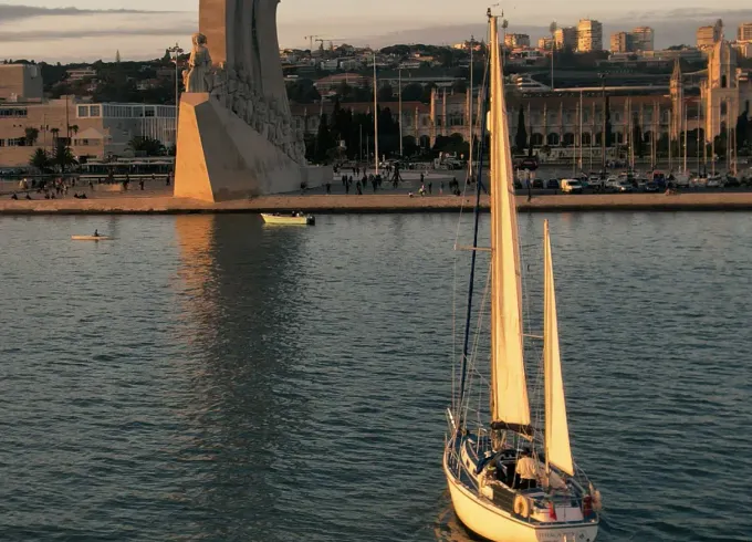 Private Sailing: 4 Hours of Monument Views and Swimming Stop!