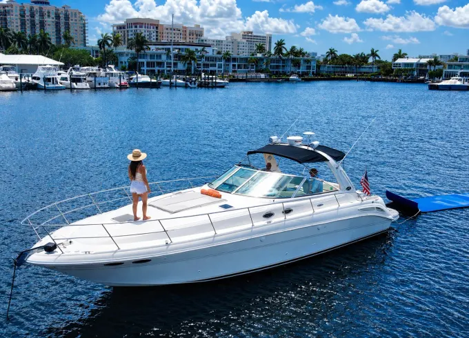 *Fort Lauderdale* - Cruise in Style in this Gorgeous 45' Sea Ray Sundancer Yacht