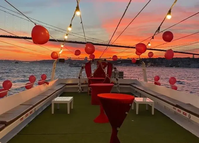 79ft Yacht Istanbul Bosphorus Dinner Cruise with Live Music