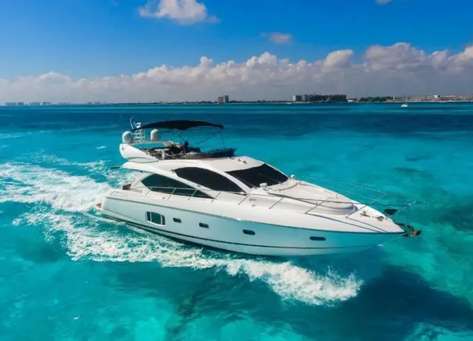Amazing 64ft Flybridge Motor yacht in Cancún and isla mujeres holds 20 person!