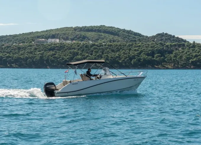 Quicksilver Activ 675 Rental in Split