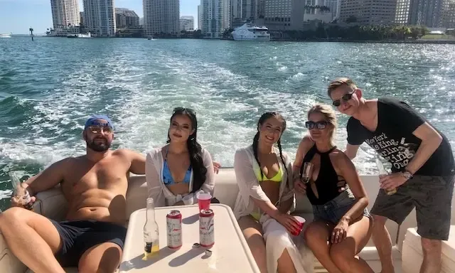34' Sea Ray Yacht Charter in Miami Mon-Thur 1 hr free after 3 hrs booked