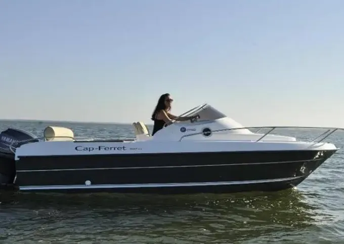 Rent our B2 Marine Cap Ferret 4,72m (15 feet) Motor Boat 6 HP without licence
