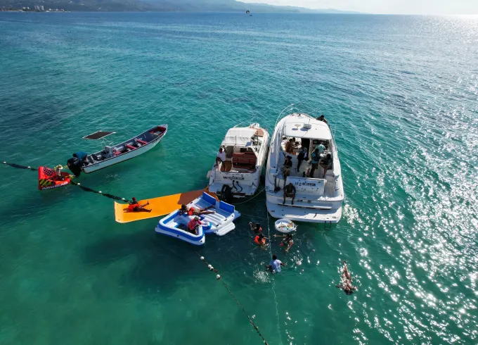 46 feet luxury yacht in Montego Bay with unlimited cocktails and meals included