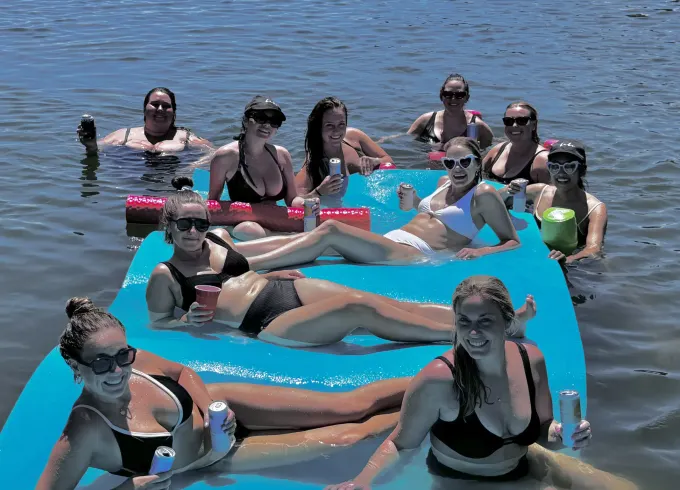 Party on a 25ft Tritoon on LAKE NORMAN gas, bluetooth and floats included