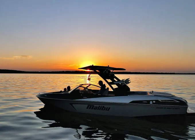 Come Surf with our boat 23ft Malibu LSV Wakesetter