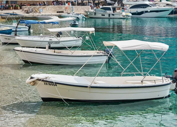 Rent Betina 500 Powerboat in Bol Croatia