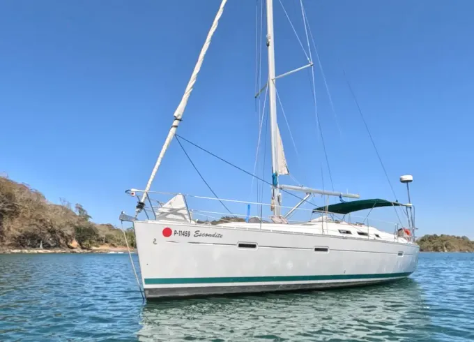 SAILING THE GULF OF NICOYA ON A LUXURY 37" YACHT